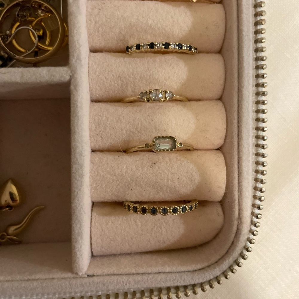 Solid gold aquamarine ring